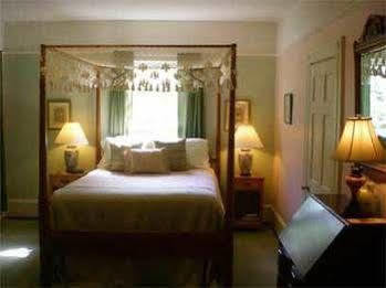 Oak Manor Inn Hartsville Exterior photo