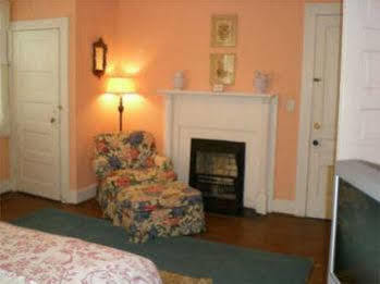 Oak Manor Inn Hartsville Exterior photo